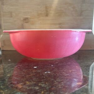 Vintage Pyrex 2QT pink flamingo bowl.